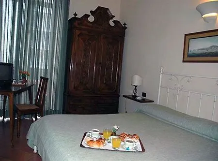 Hotell Mergellina 3*